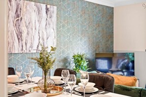 Dining - Central London Stay | Driveway Parking - Sleeps 6 (London)