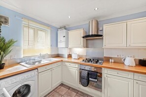 Fridge, microwave, oven, electric kettle - Central London Stay | Driveway Parking - Sleeps 6 (London)