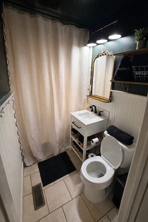 Sèche-cheveux, serviettes fournies, papier toilette