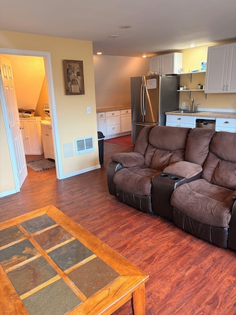 TV. Rolling Hills Guest House. Charming 1-bedroom apartment, AC outside of Tonasket