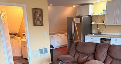 Rolling Hills Guest House. Charming 1-bedroom apartment, AC outside of Tonasket