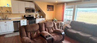 Rolling Hills Guest House. Charming 1-bedroom apartment, AC outside of Tonasket