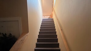 Un escalier doté d’une main courante des deux côtés, menant à un palier.
