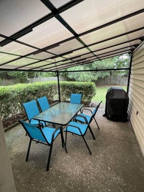 Outdoor dining - Cute house~ beachy vibes! Bike & Pet Friendly (Horry County)