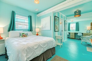 Desk, WiFi, bed sheets - Pelican Pub - Beach Bar, Stage, Family Fun 4 Sure! (Galveston)