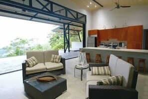 TV - Pura Uvita - Whale's tail ocean view, modern home (Osa)