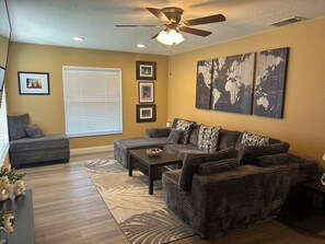 Smart TV, video games - Delightful 2-bedroom house with AC in charming Kissimmee, close to Theme parks. (Kissimmee)
