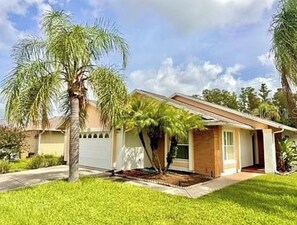Exterior - Delightful 2-bedroom house with AC in charming Kissimmee, close to Theme parks. (Kissimmee)