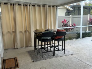 Outdoor dining - Delightful 2-bedroom house with AC in charming Kissimmee, close to Theme parks. (Kissimmee)