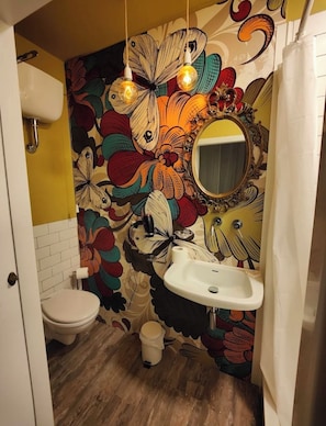 Secador de cabelo, toalhas de banho, sabonete, shampoo