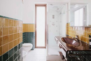 تجهيزات دش، مجففات شعر، مراحيض شطف، مناشف