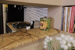 Mikrowelle, Ofen, Herdplatte, Geschirrspüler