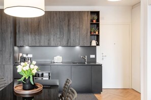 Wasserkocher mit Kaffee-/Teezubehör, Kühlschrank, Mikrowelle, Ofen