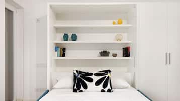 Travel cot, free WiFi