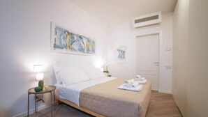 Een strijkplank/strijkijzer, reisbedje, gratis wifi, beddengoed