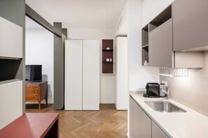 Fridge, microwave, oven, stovetop - Trastevere for you | Balcony & Kitchen (Rome)