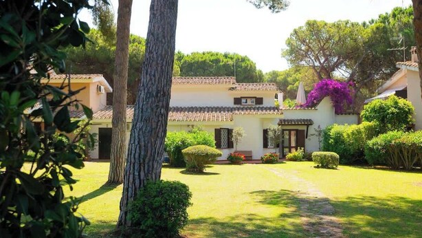 A villa with a tiled roof, a stone pathway, and well-maintained gardens. - Villa Gioia | Tranquil Hideaway Beach Cottage (Pula)