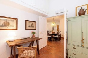 A dining area with a table, chairs, and a chandelier. - Villa Gioia | Tranquil Hideaway Beach Cottage (Pula)