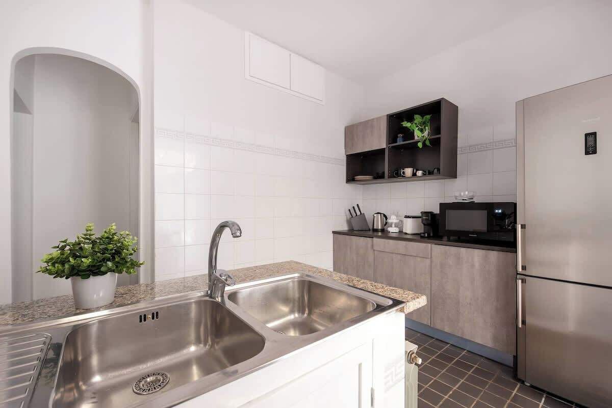 Coffee/tea maker, fridge, microwave, stovetop