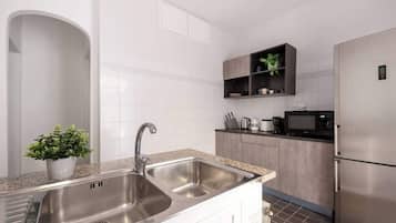 Coffee/tea maker, fridge, microwave, stovetop