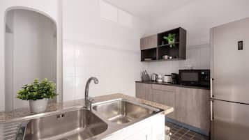 Geladeira, micro-ondas, cooktop, cafeteira/chaleira