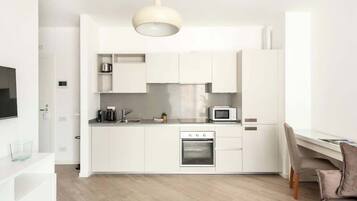 Coffee/tea maker, fridge, microwave, oven