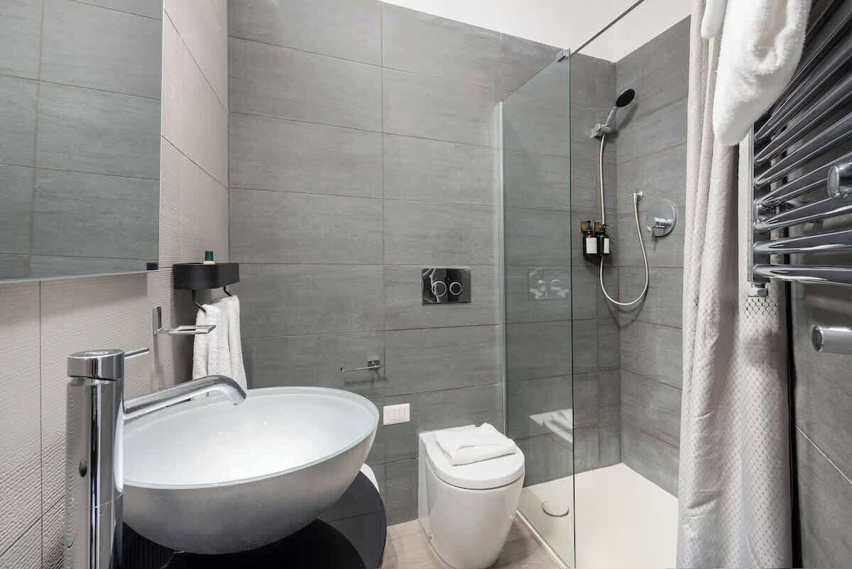 Douche, sèche-cheveux, shampoing