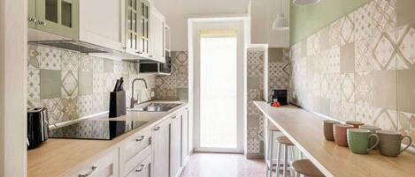 Coffee/tea maker, fridge, microwave, stovetop