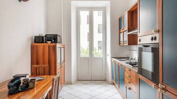 Frigorifero, microonde, forno, piano cottura