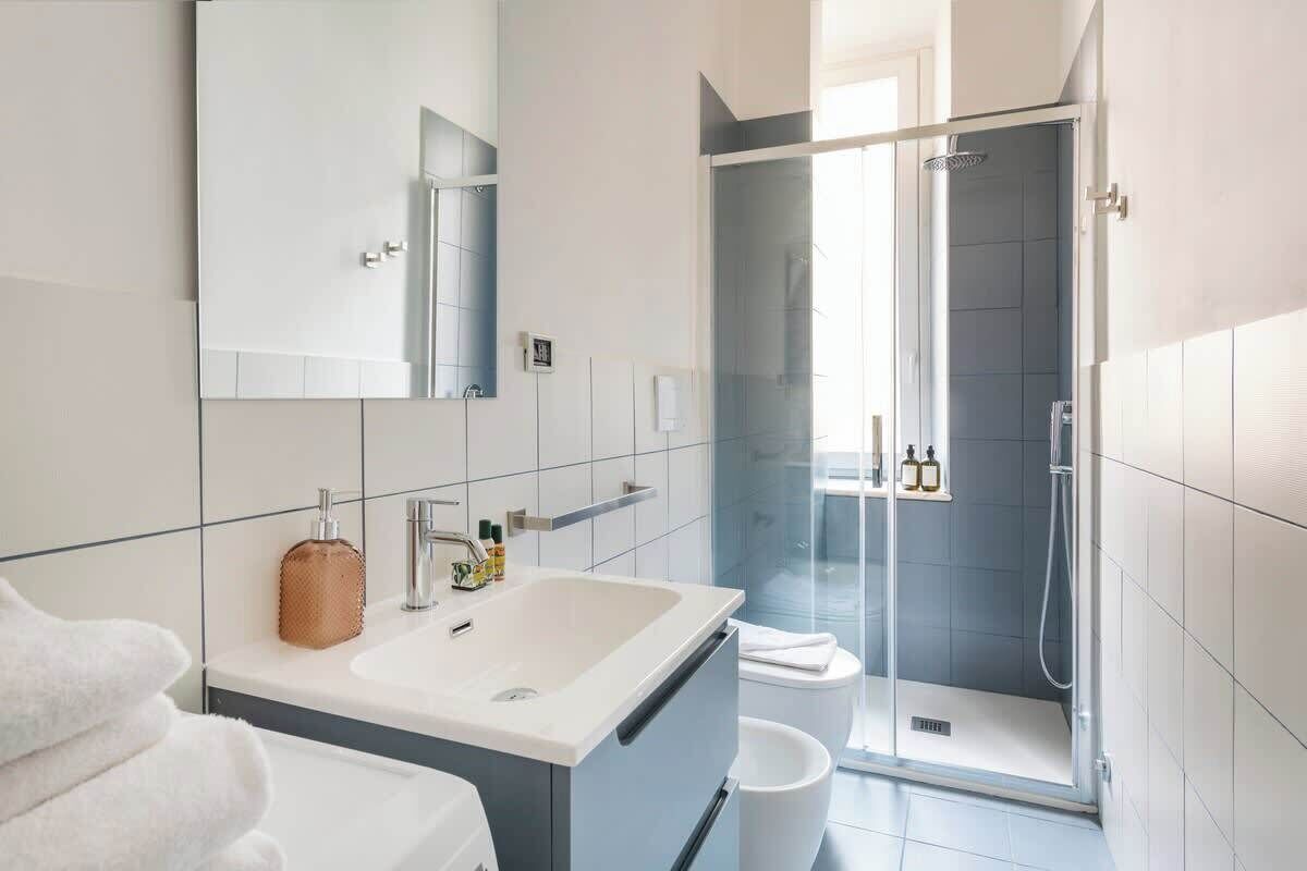 Dusche, Haartrockner, Shampoo
