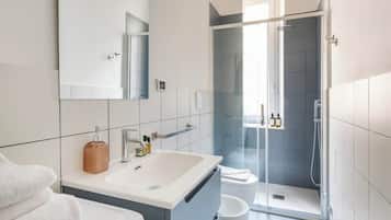 Dusche, Haartrockner, Shampoo