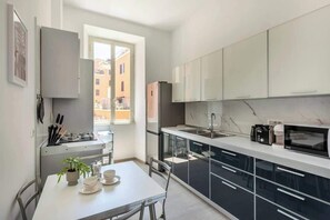 Macchina per tè/caffè, frigorifero, microonde, forno