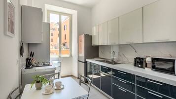 Frigorifero, microonde, forno, piano cottura