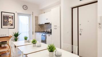 Frigorifero, microonde, forno, piano cottura