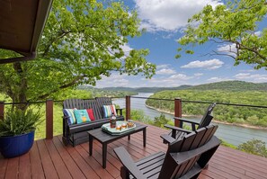 Terrace/patio - AR-MO-re. Table Rock Mountain views, minutes from Eureka Springs, dog friendly. (Holiday Island)