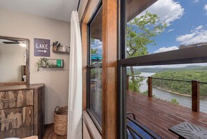 Interior - AR-MO-re. Table Rock Mountain views, minutes from Eureka Springs, dog friendly. (Holiday Island)