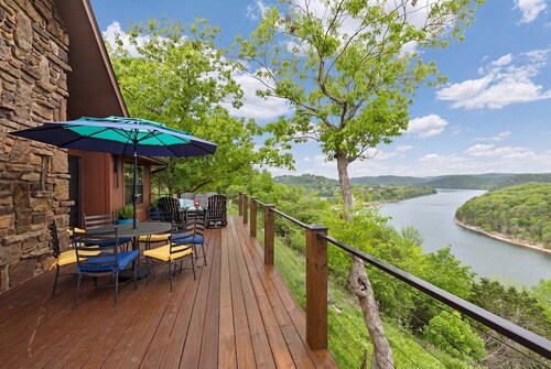 AR-MO-re.  Table Rock Mountain views, minutes from Eureka Springs, dog friendly.