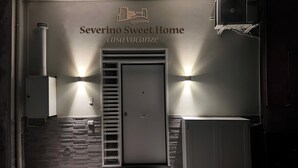 Entrada d'hotel amb un cartell que diu "Severino Sweet Home casa vacanza".