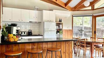 Refrigerador, lavavajillas, silla alta para bebés