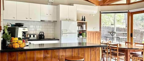 Réfrigérateur, lave-vaisselle, chaise haute