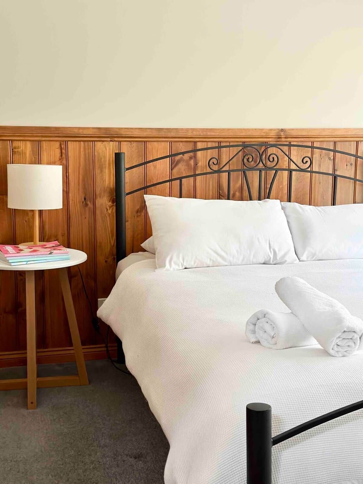 2 habitaciones y tabla de planchar con plancha 