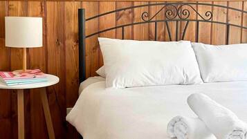 2 habitaciones y tabla de planchar con plancha