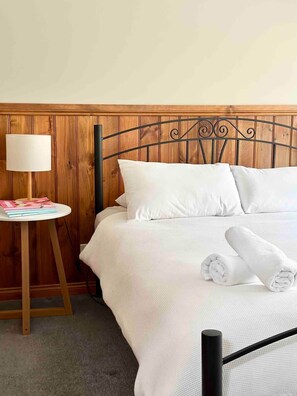 2 habitaciones y tabla de planchar con plancha 