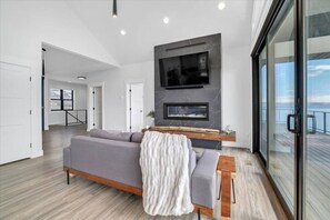 Televisión, mesa de ping pong, libros, estéreo