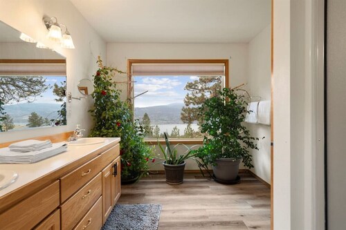 Getaway with Gorgeous Lake View