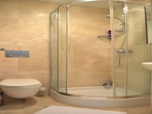 Sèche-cheveux, serviettes fournies, papier toilette