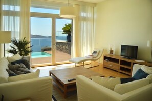 Living area - 4-bedroom villa in beautiful Yalıkavak with AC comfort (Yalıkavak)