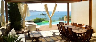 4-bedroom villa in beautiful Yalıkavak with AC comfort