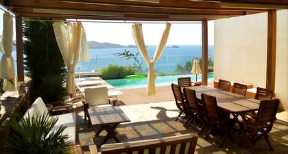 4-bedroom villa in beautiful Yalıkavak with AC comfort