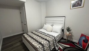 Internet, bed sheets - Cozy basement suit (Edmonton)